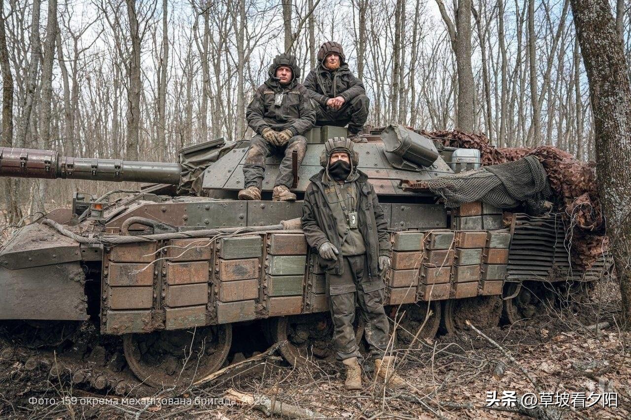 乌克兰第159独立机械化旅公开实弹训练画面，罕见的斯洛文尼亚M-55S主战坦克正