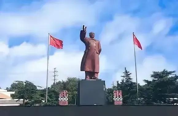 🍀请停留几秒，为伟人点个赞送朵花💐
《毛主席的武钢梦》
在江城之畔，钢铁之城