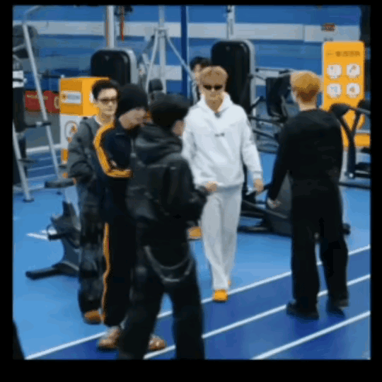 王鹤棣这一系列迷之操作，他的经纪人，他签约的公司，没一个人出来劝劝他，提醒提醒他