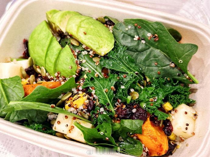 #赵小童的健康绿色生活##赵小童晒敷泥膜自拍# 赵小童晒出减脂餐，传递健康绿色生