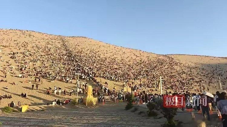 敦煌鸣沙山游客长满整座山比驼队更壮观的，是漫山遍野的游客。整座鸣沙山直接化身万人