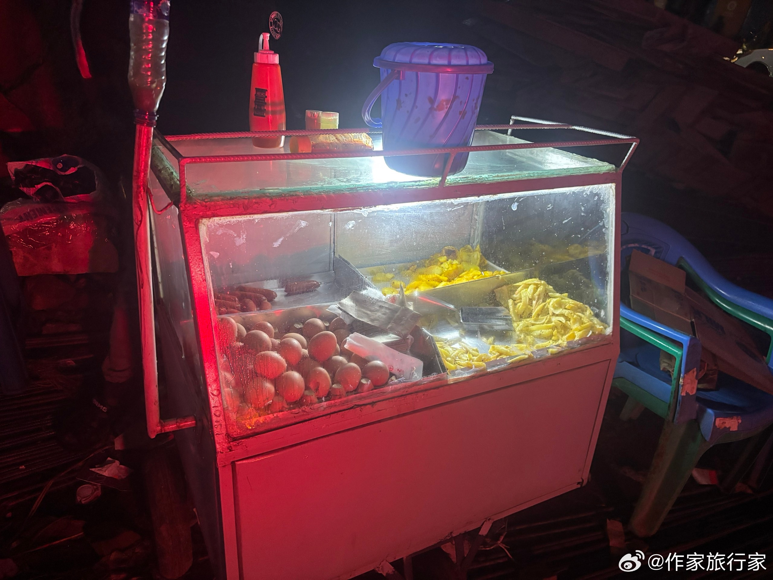 这是肯尼亚路边摊买的鸡蛋薯条，后两张是他们的餐厅，我本来想买小摊上的鸡蛋薯条，我