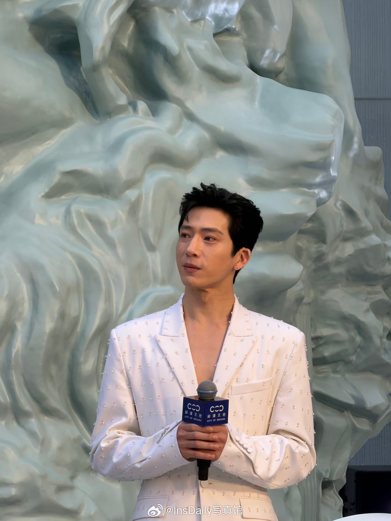 井柏然作为新濠天地全球品牌大使，身着深V开口白西装加背头亮相开业典礼，贵公子的优