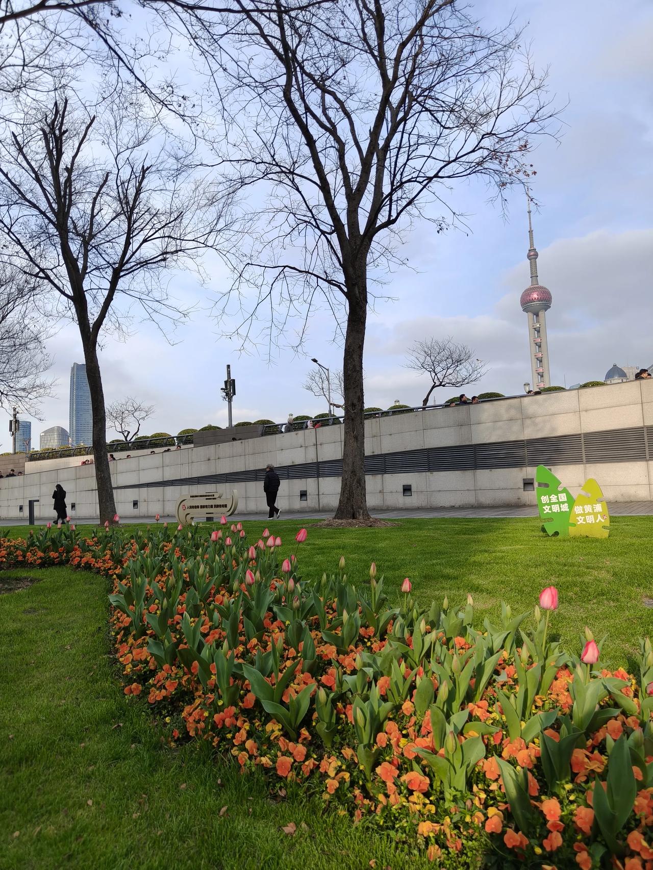 周末散步随手拍实景图分享！

打卡外滩苏州河畔~🚶🏻‍♀️🚶🏻‍♂️
