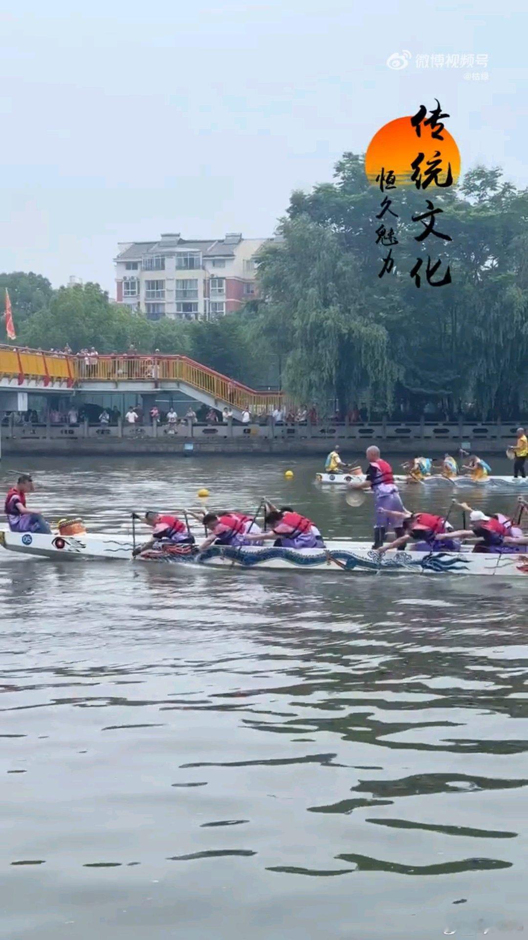 龙舟居然是放河里保存的没想到河道就是龙舟专属储藏室，普通木材遇水腐朽，坤甸木越泡