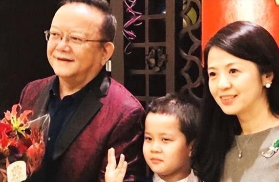 2006年，58岁的王刚三婚娶了小他20岁的郑艳东。新婚之夜，王刚对郑艳东说：“
