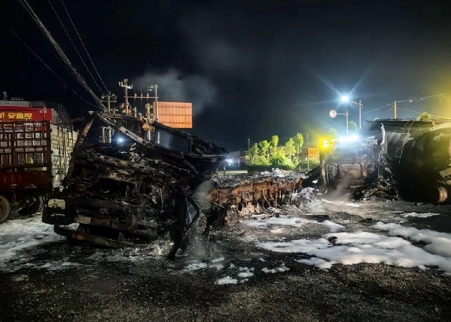 北流油罐车与水泥罐车相撞后，两车都成黢黑空架子了，当地网友透露，水泥罐车借道超车