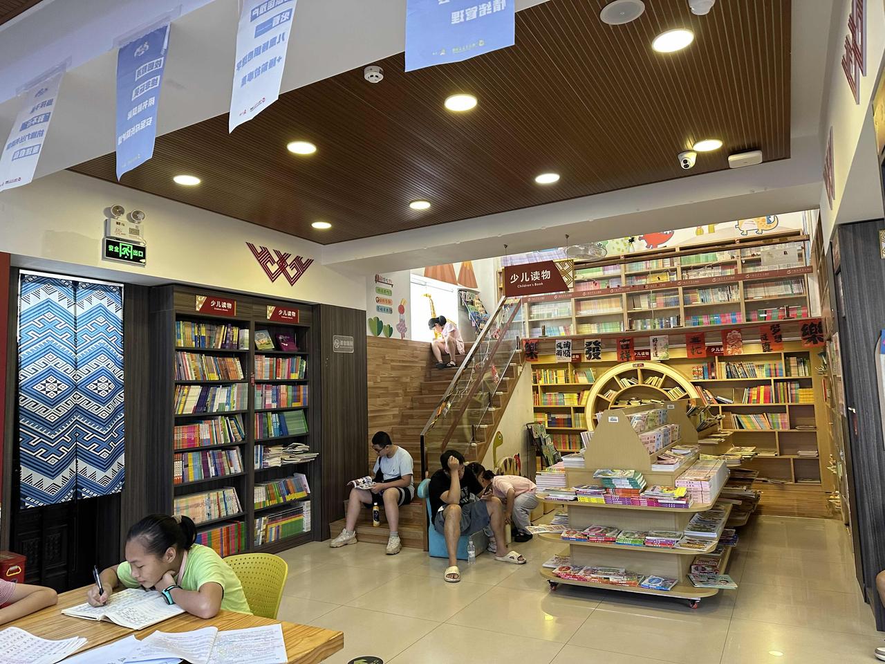 随着电子阅读产品的兴起，纸质图书似乎越来越少人去看。但是我觉得纸质图书更能培养人
