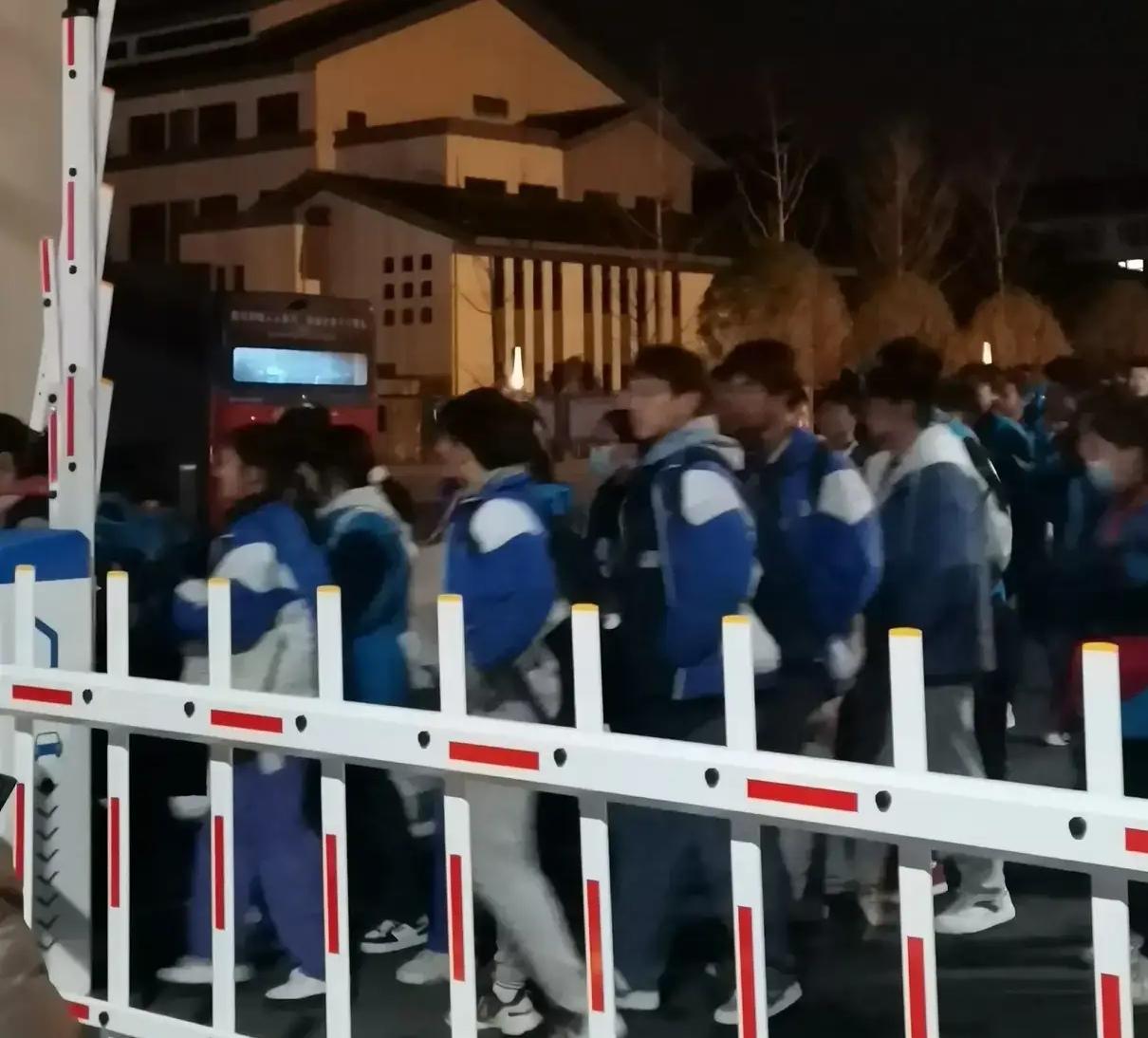 儿子高考结束，成绩揭晓的那一刻，我如梦初醒，高中三年，原来真没必要太焦虑，一切似