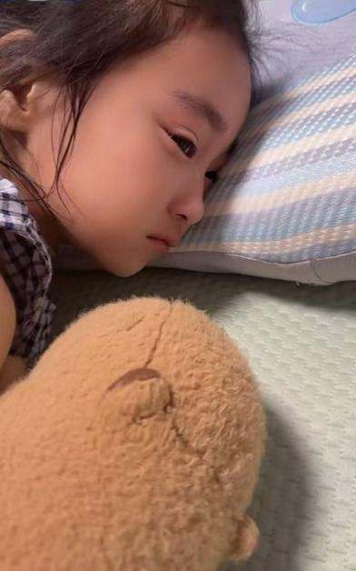 亲戚家前段时间发生一件事，看完心里挺有感触。
哥哥自己省吃俭用攒了一百块私房钱，