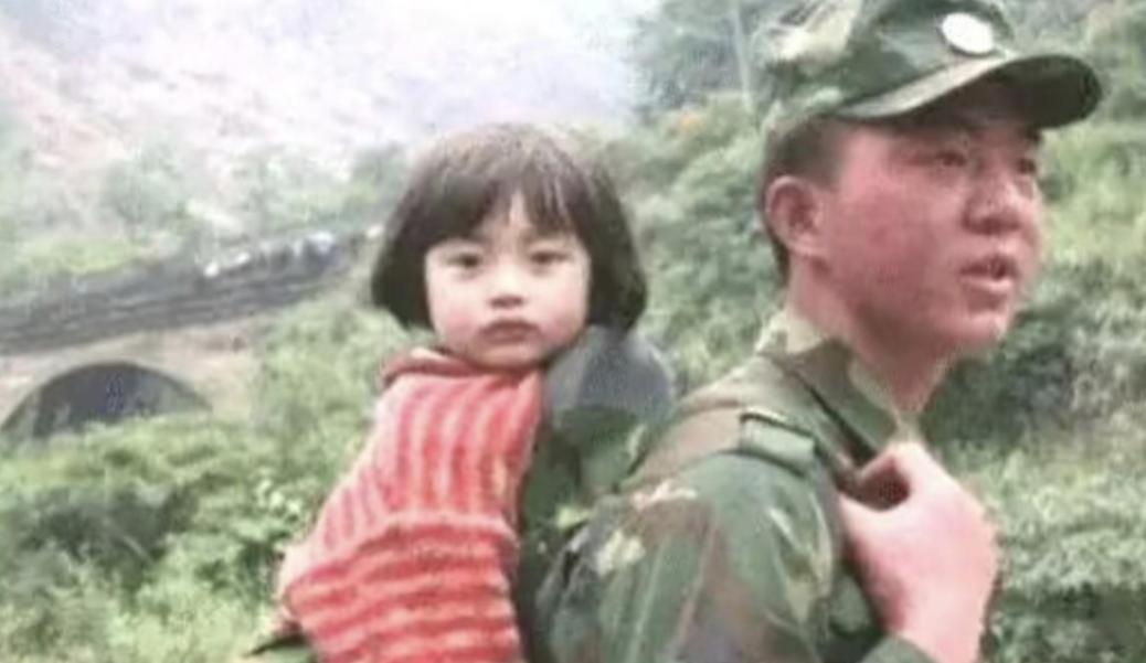 2008年5月12日，22岁的济南军区侦察兵梁智斌在北川中学废墟中徒手刨出10岁