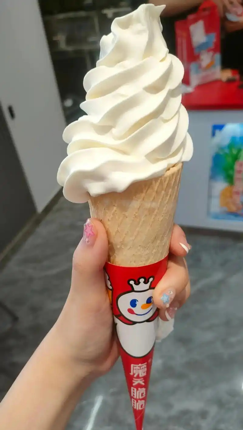 3块的冰淇淋，4块的冰茶，这还能塌？为什么蜜雪冰城永不塌房 ​​​
