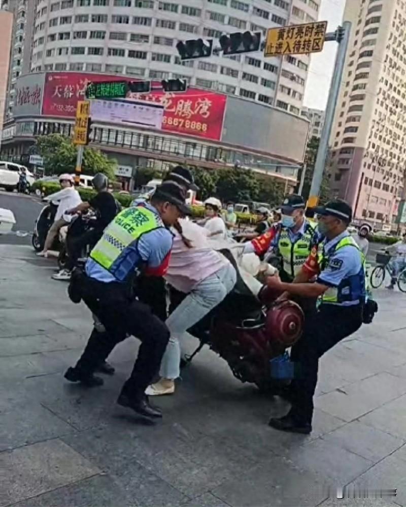 海口将女子拽下电动车的后续出来了，双方各打五十大板！相关的执法人员也受到了处罚，