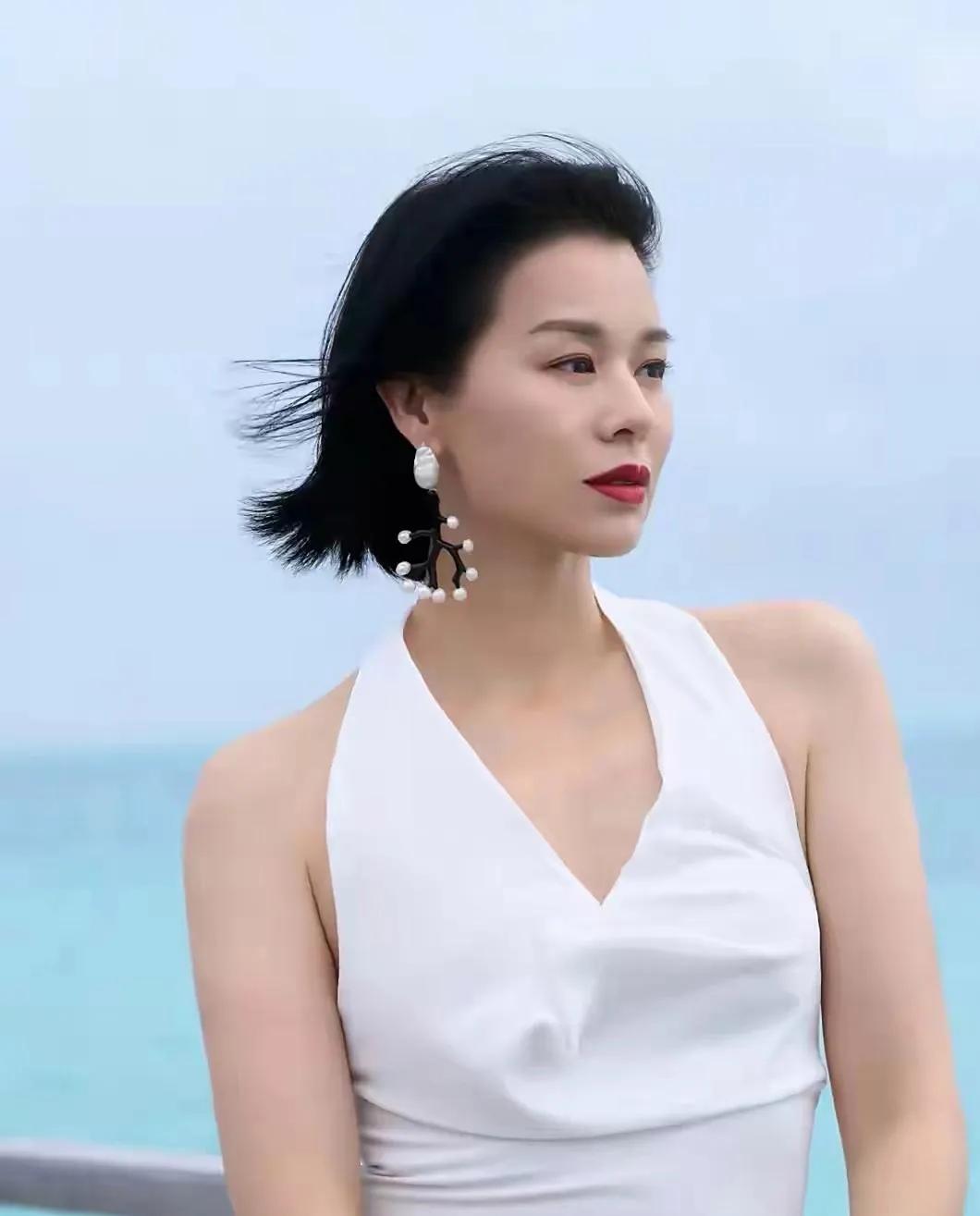 被胡杏儿美到了！
 
救命🆘 胡杏儿这组马尔代夫大片杀疯了！
 
一袭白色露背
