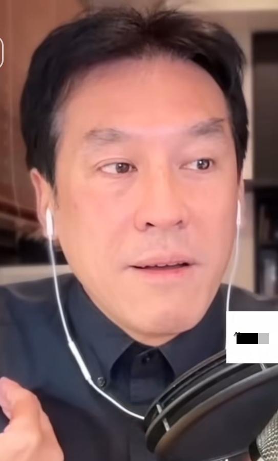 黄暐瀚在直播中说现在国民党的“两岸”路线，他完全不赞同所以没办法鼓掌拍手，他只会