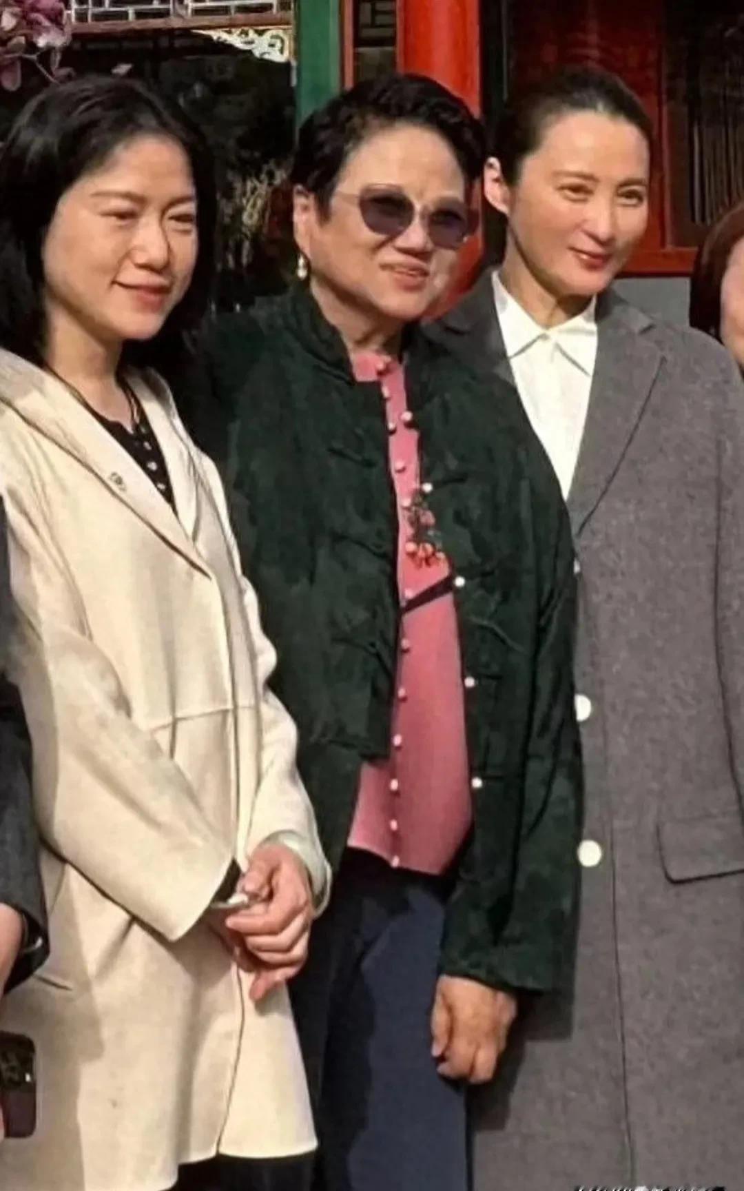 她们俩站在一起，不像明星和学者，倒像两个安静把日子过明白了的人。
翁帆穿得素净，