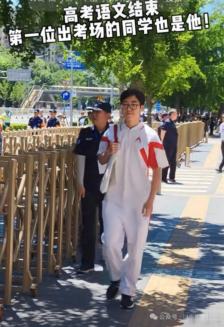 人大附中的考生气质普遍不一般。语文考试第一个交卷的男生厅里厅气的，若干年后应该很