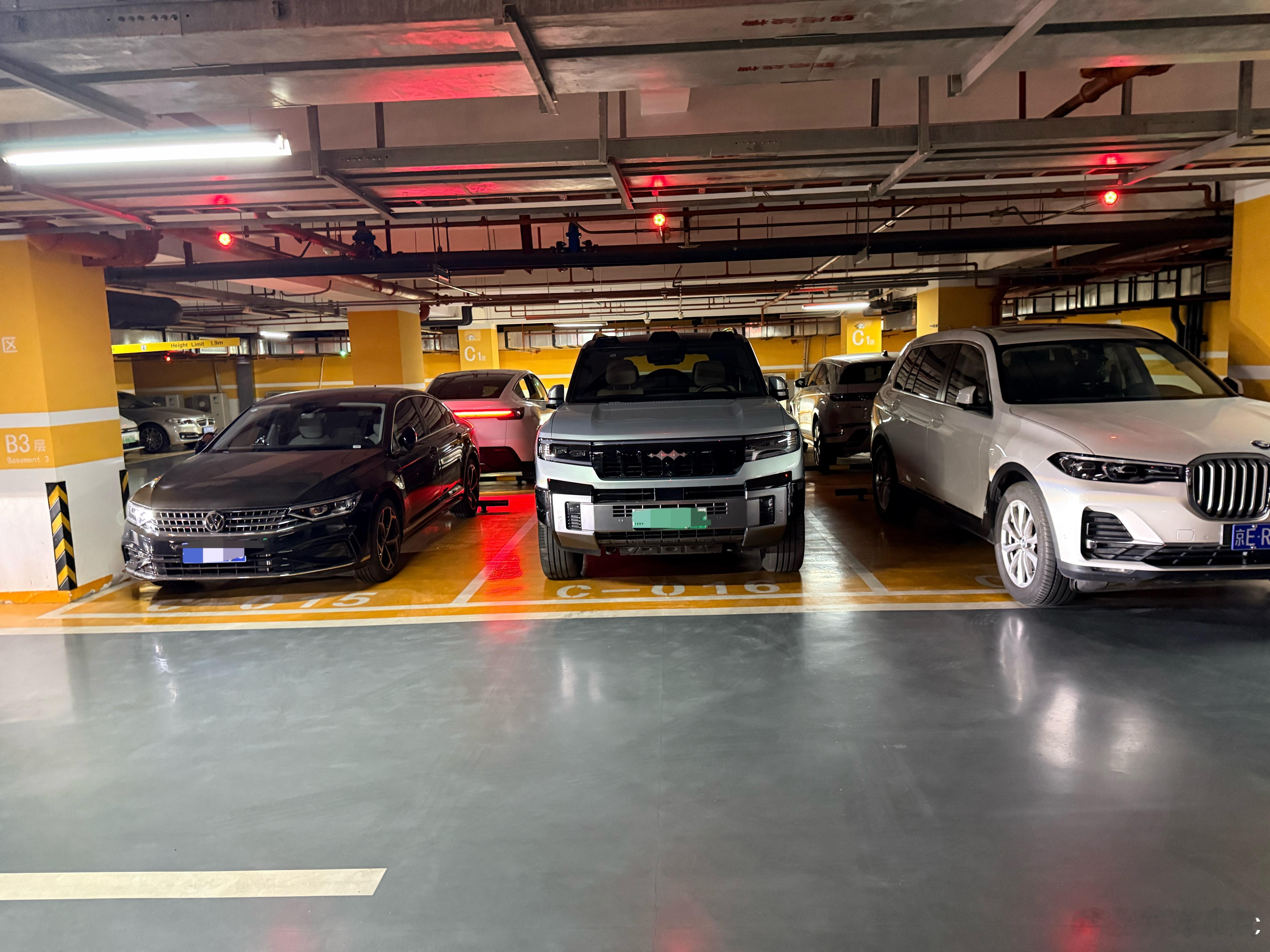 车位画得宽，加上两边的高素质，就是和谐… 