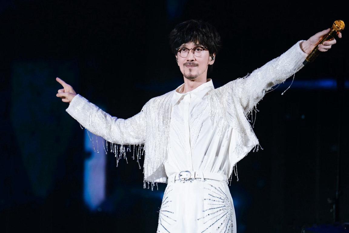 周传雄西安演唱会加场 黄昏记事本寂寞沙洲冷，这些歌在现场大合唱的感觉跟在耳机里听