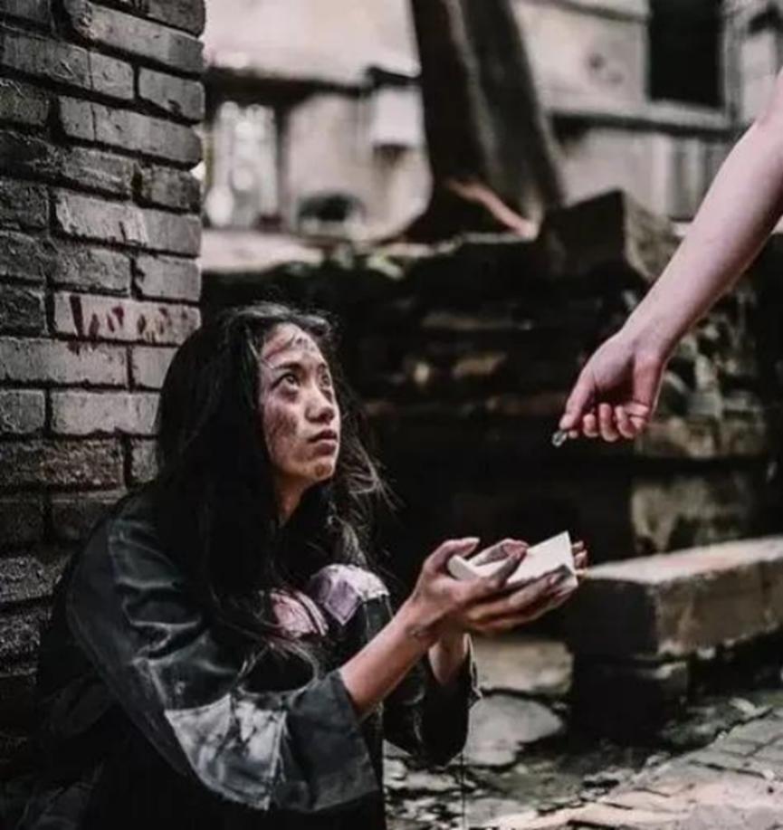 1977年，北京知青谢炳义买了两碗面递给乞丐女子，然而女子却寸步不离的跟着他，他