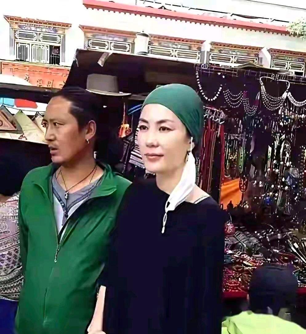 在八廓街的风里，当转经筒吱呀作响时，这两天，56岁的王菲又出现。
褪色黑袍裹身，