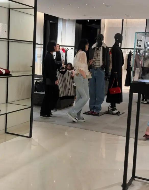 伊能静现身巴黎逛香奈儿总店，身后跟着导购的她单手插兜走在前面，气场强大一看就不差