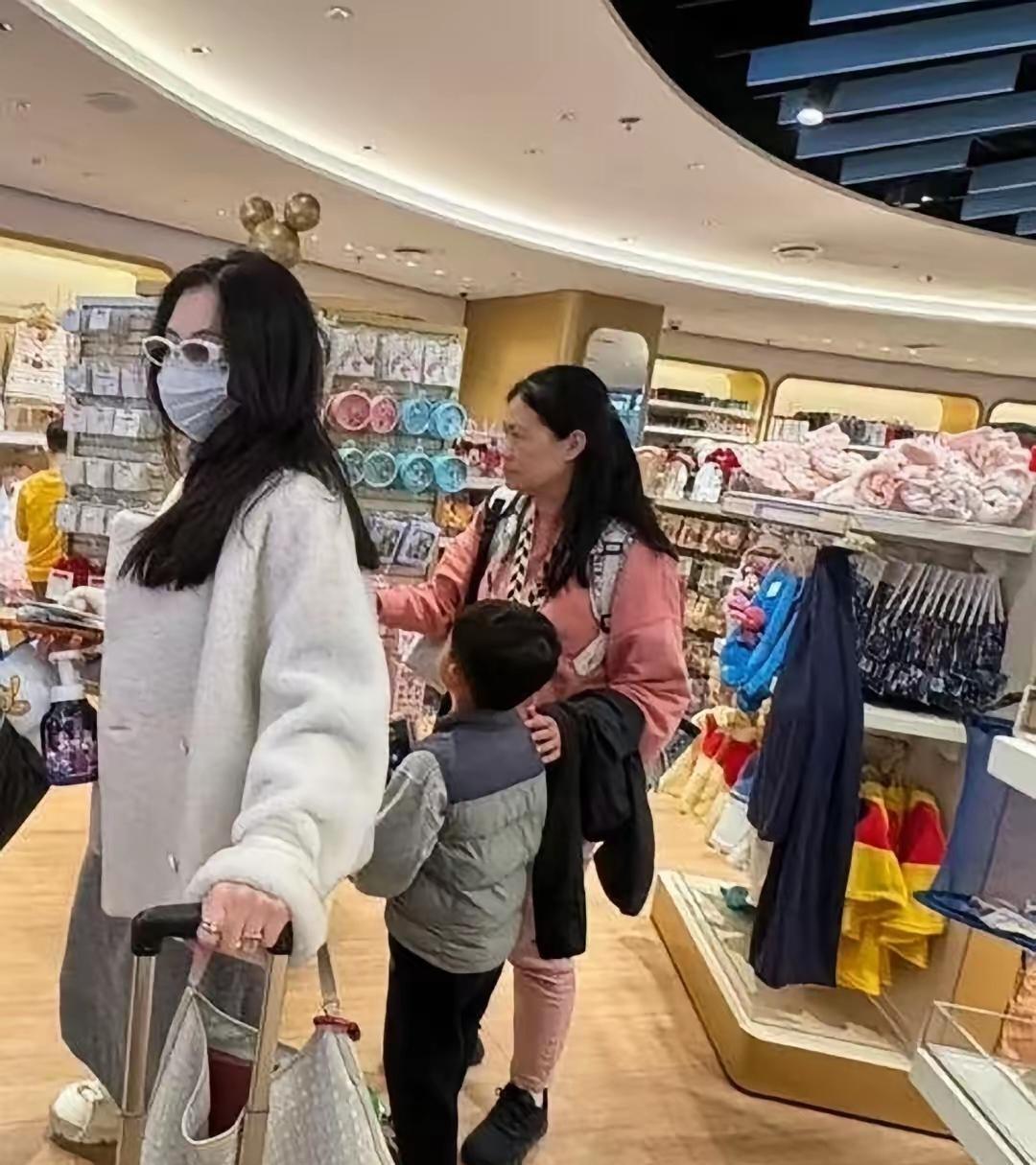 张柏芝带着小儿子现身机场，这一眼看去好像就是很平常的亲子出行画面，可放到她身上，