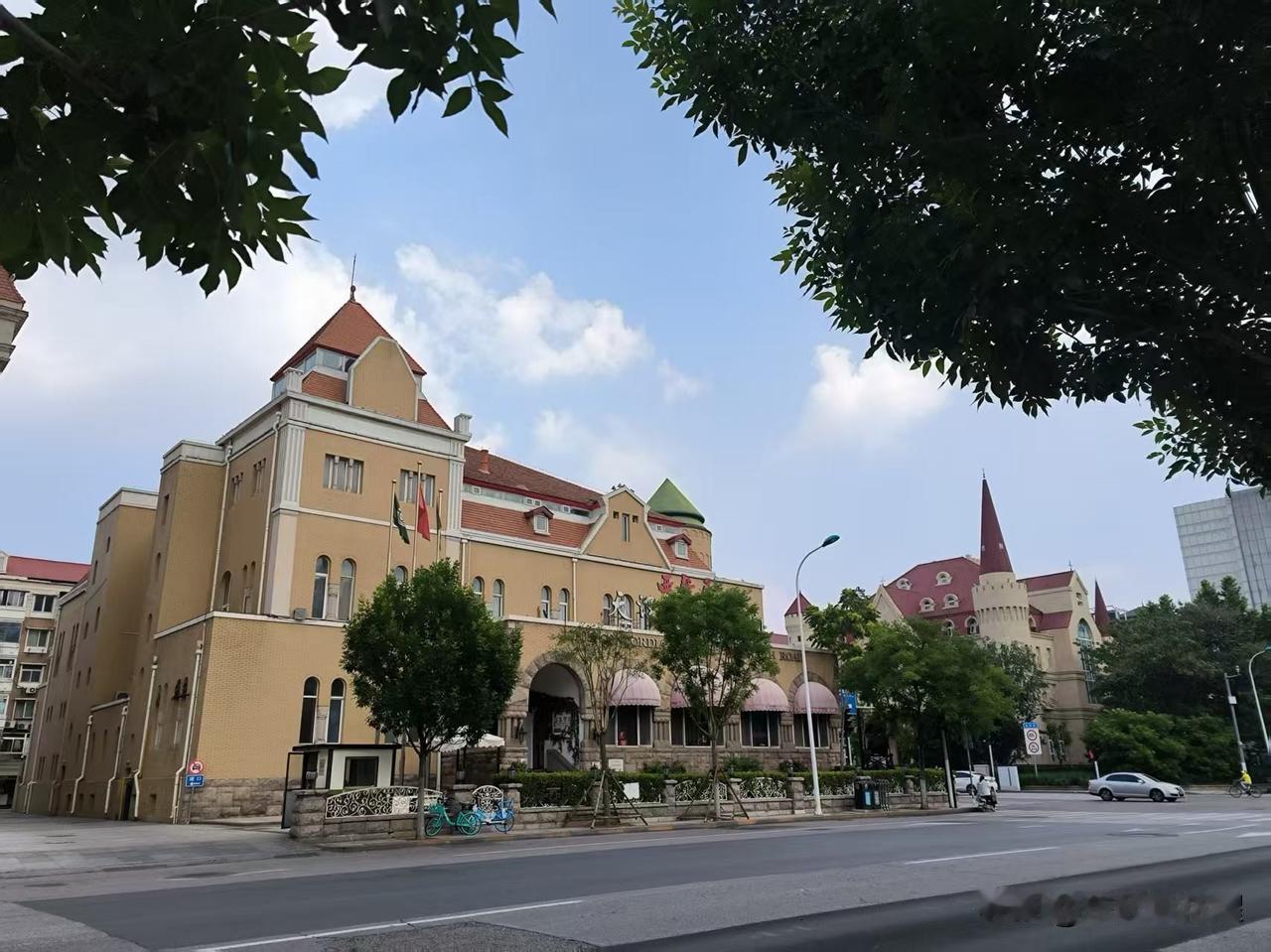 天津街景，海河风光，到处都是漂亮的画面，看着让人心情愉悦。[送自己一朵花]

晒