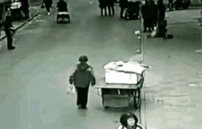 不迟也不早，就这么巧。这三轮车怎么忽然就动起来了。