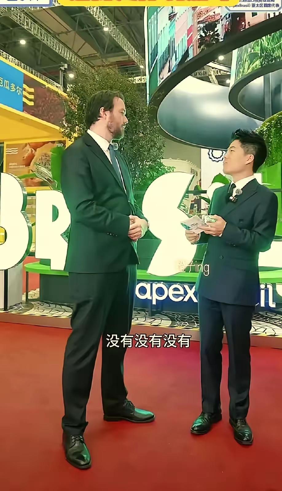 董宇辉这波“反杀”也太绝了！巴西代表当着几十万人问中国足球，明摆着戳痛点，毕竟在