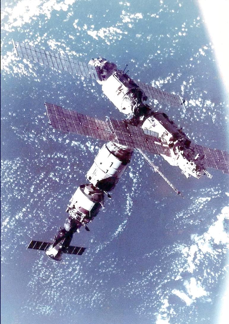 2001年3月23日凌晨，南太平洋上空，一颗火球划破天际。

它不是流星，不是陨