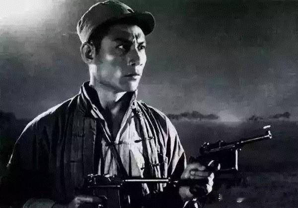 小时候生活在大渡河边，泸定桥在我们上游，经常听大人们摆龙门阵，讲起“十八勇士飞渡