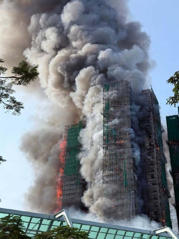 香港火灾遇难人数已升至36人， 279人失联。11月26日下午，香港大埔宏福苑发
