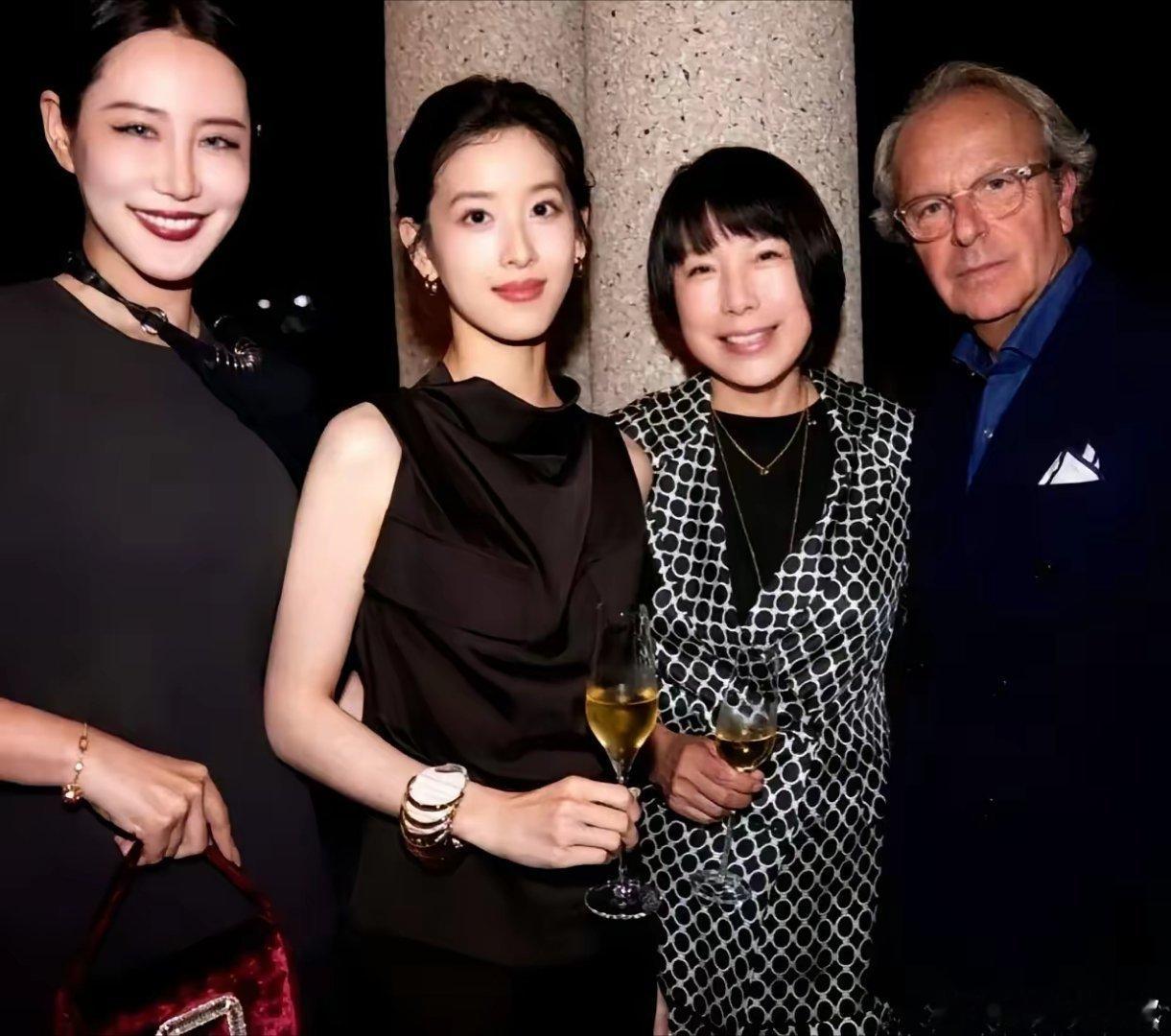 章泽天昨夜出席品牌晚宴直接封神！主持人喊“刘太太”时，她微微摇头轻声纠正：“我是