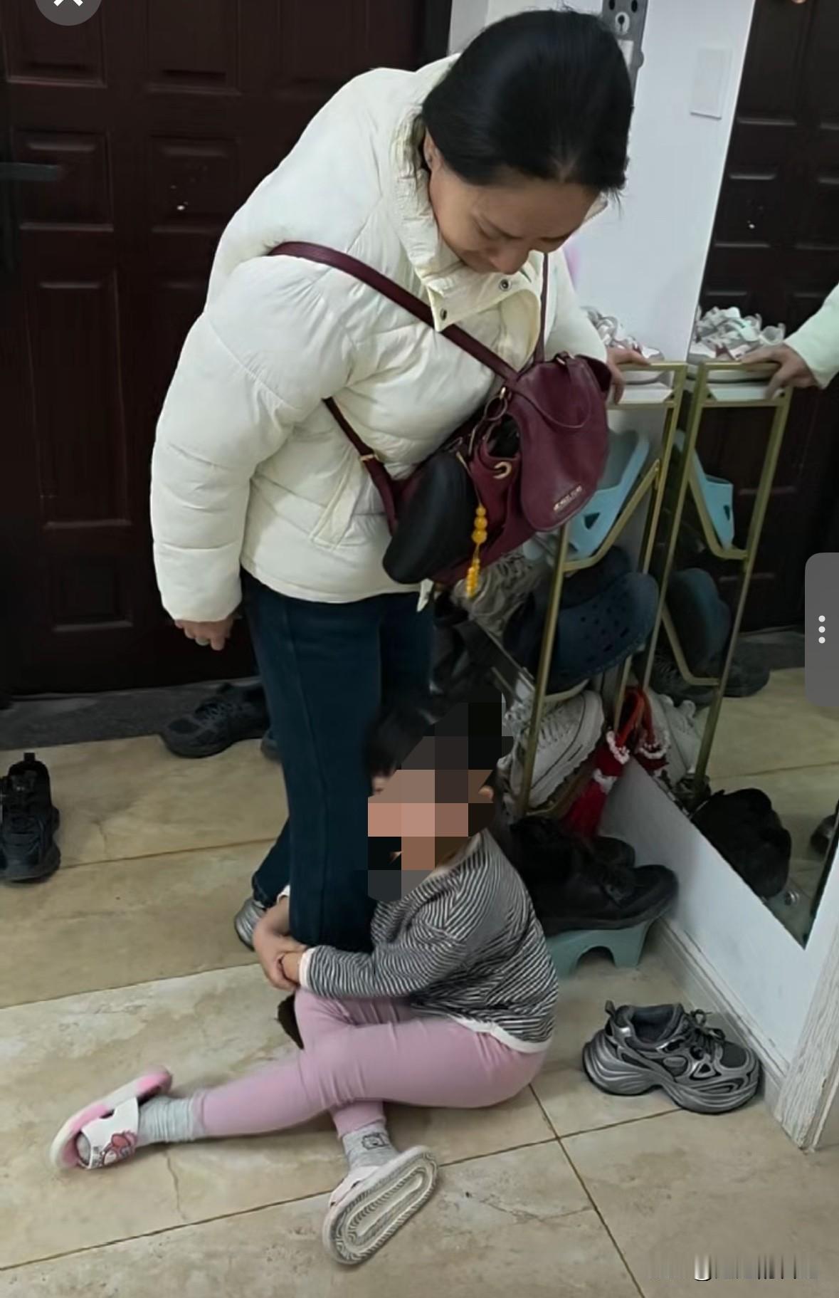 分享我这周有趣的事：
前天从家里出来，孙女坐在地上说抱着我大腿不让我走，而且这还