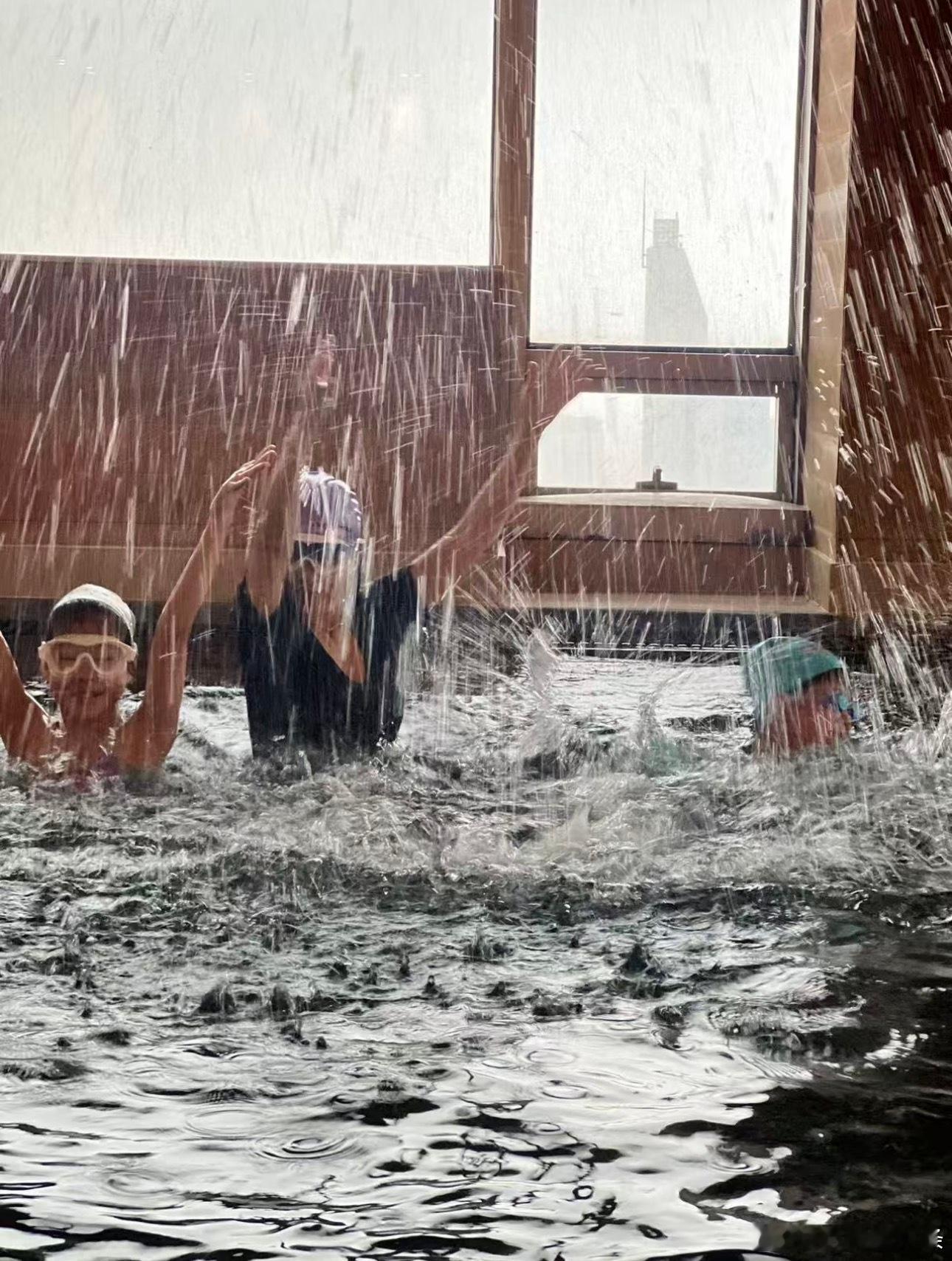 偶遇章子怡带娃游泳章子怡带娃游泳 偶遇章子怡带娃游泳🏊♀️好温馨的画面！看得出