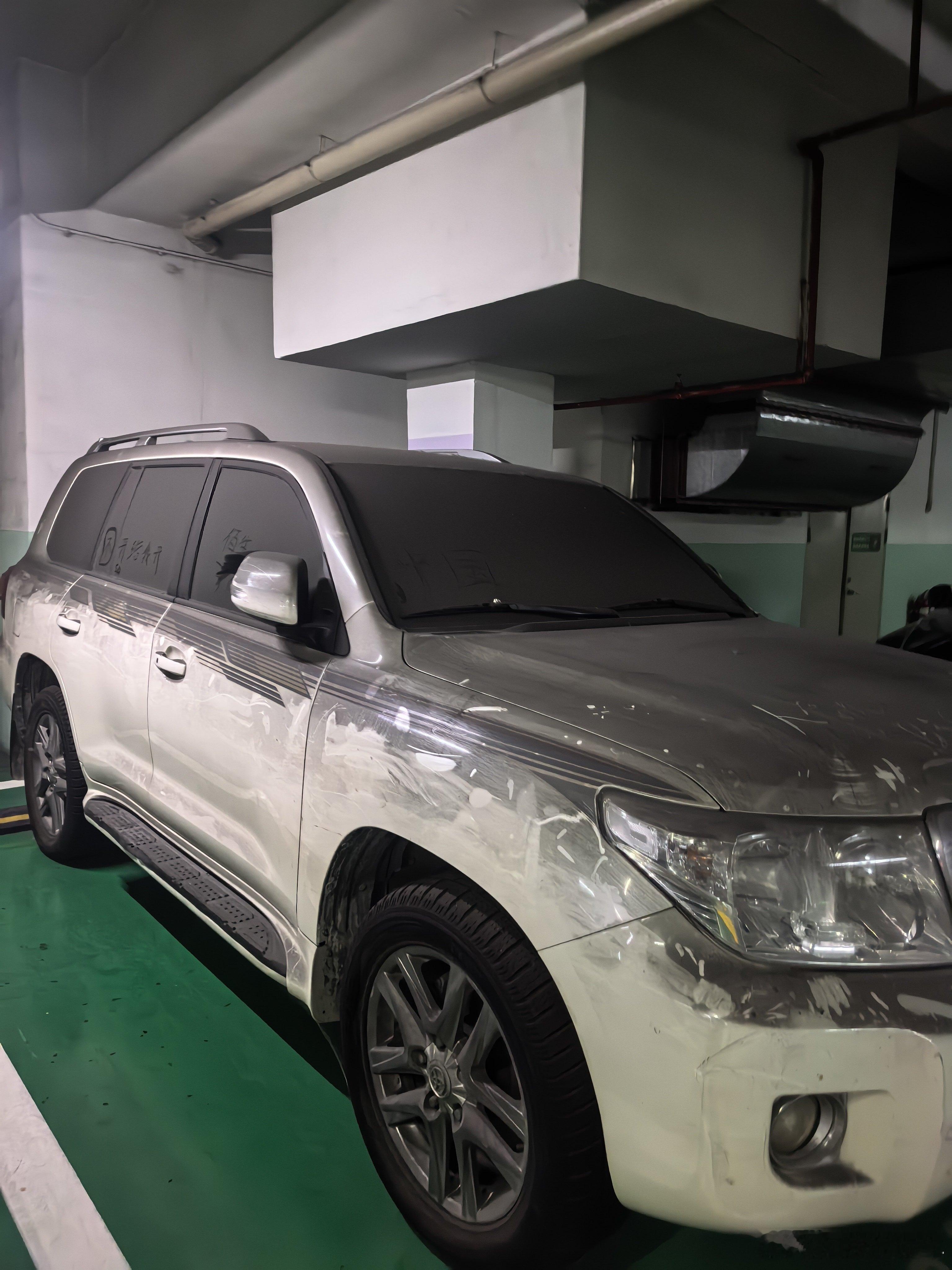 丰田陆巡 僵尸车？这车主经历了啥？停车费得多少了？