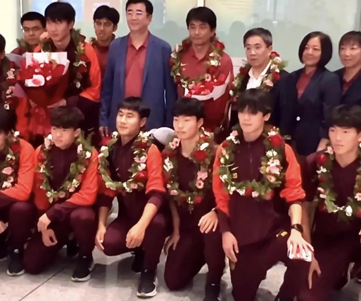 U17国少队这次回国，足协主席宋凯亲自接机，排面规格直接拉满

U17国少队这次