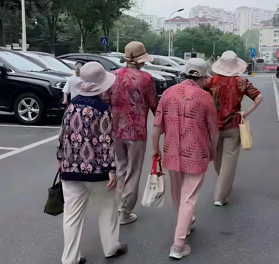 我就想问问，人老了为啥偏爱穿这种花里胡哨的衣服？
现在无论城里，还是农村，上了年