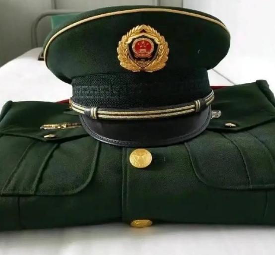 “退役”和“退伍”虽只差一字，却天差地别。退伍的义务兵，两年期满，部队叠好被子，