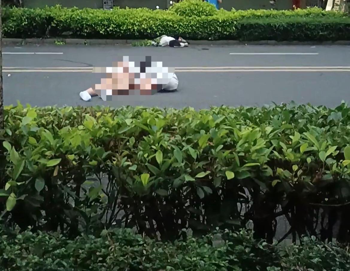 【清晨玉林电车骑机动车道碰撞女子倒睡地】

5月6日清晨，网友爆料称：玉林市城区