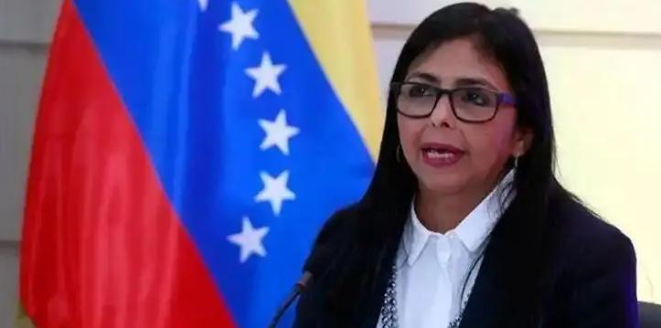 委内瑞拉老百姓有福了。

美国把人家总统抓走了，结果新上台的女代总统，不但没当傀