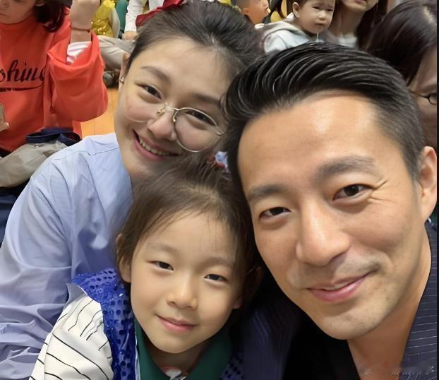 小玥儿幼时五官酷似汪小菲，宛如一个模子刻出。可这两年悄然变化，越发像妈妈大S，时