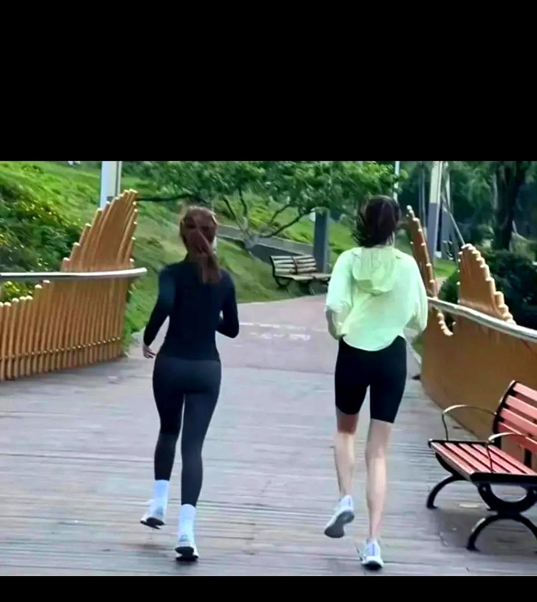 晨跑被偶遇，大家却没盯着她跑了几圈，反倒把注意力全放在那双腿上了？
关晓彤这次穿