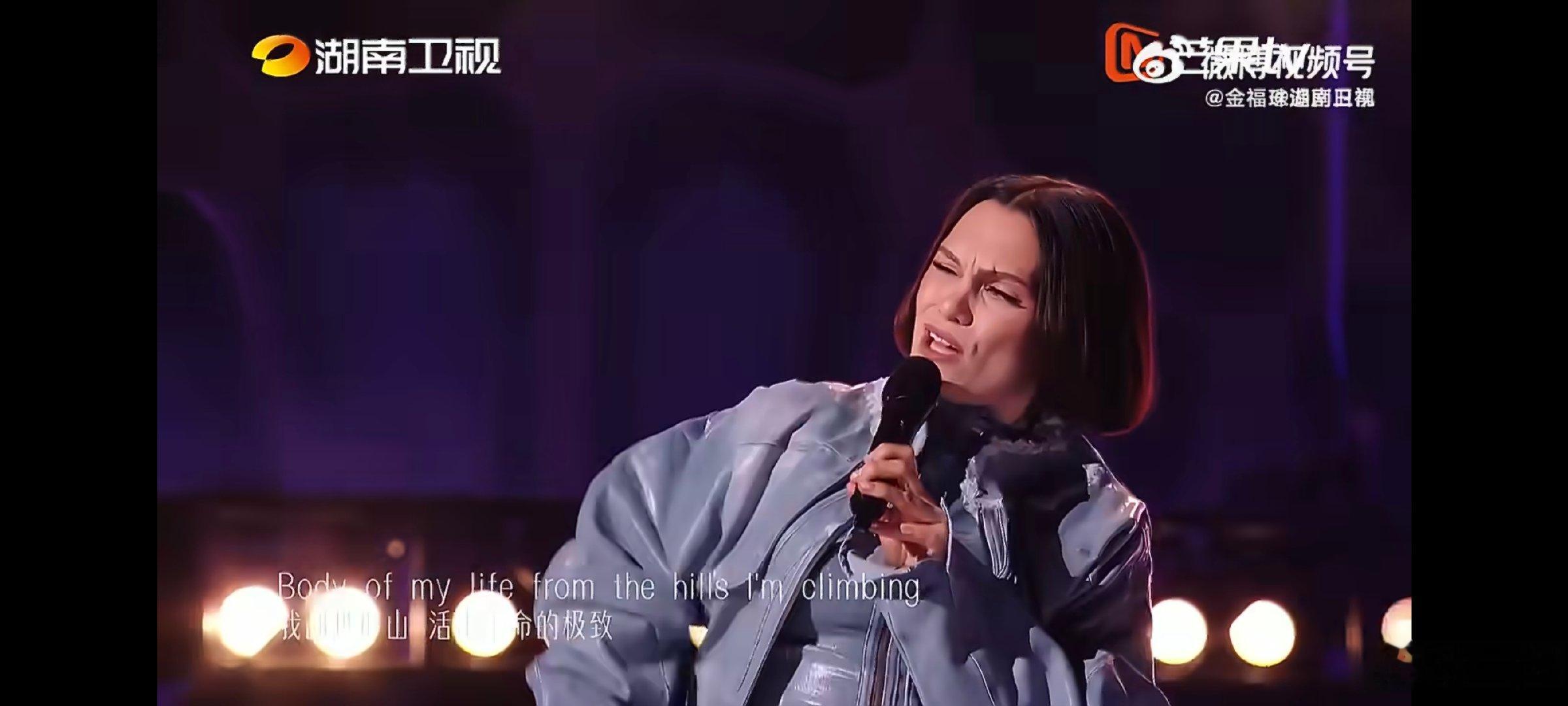 结石姐刚刚抗癌成功的声音状态结石姐不仅拥有逆天的唱歌功底，历经风雨后的舞台状态更