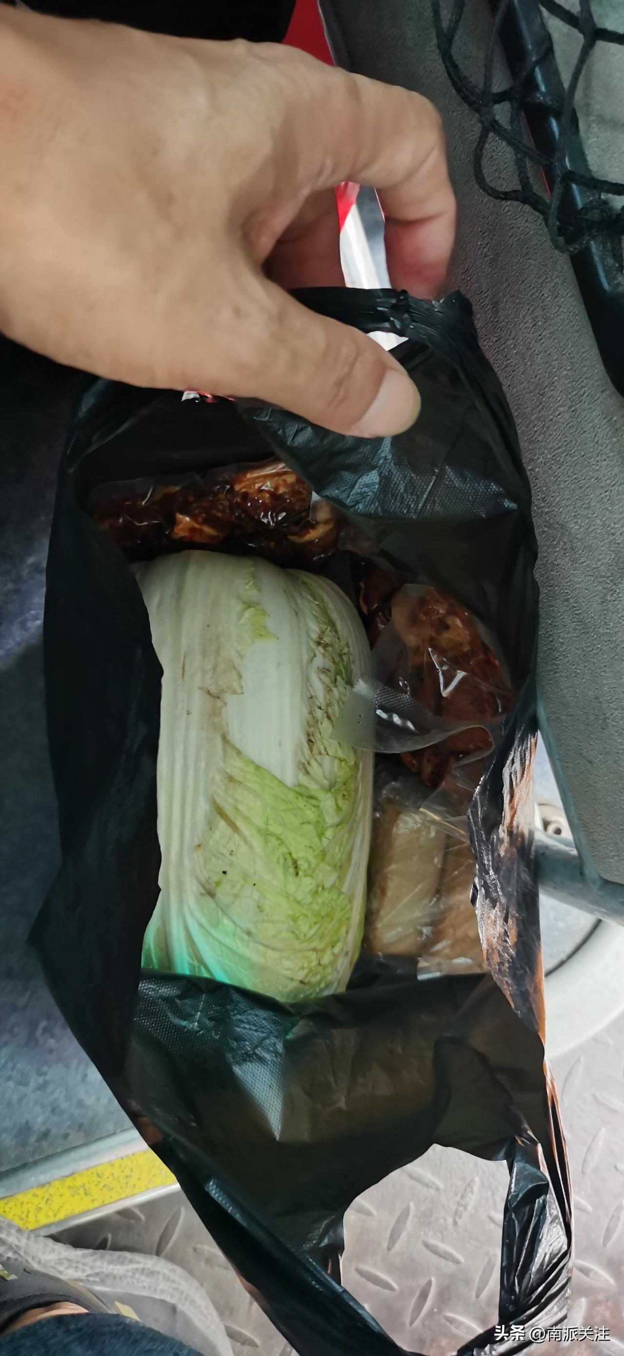 在开化苏庄的集镇，买这点了菜，尽然要我61块钱，一个白菜，二块豆腐干，二包辣鱼干
