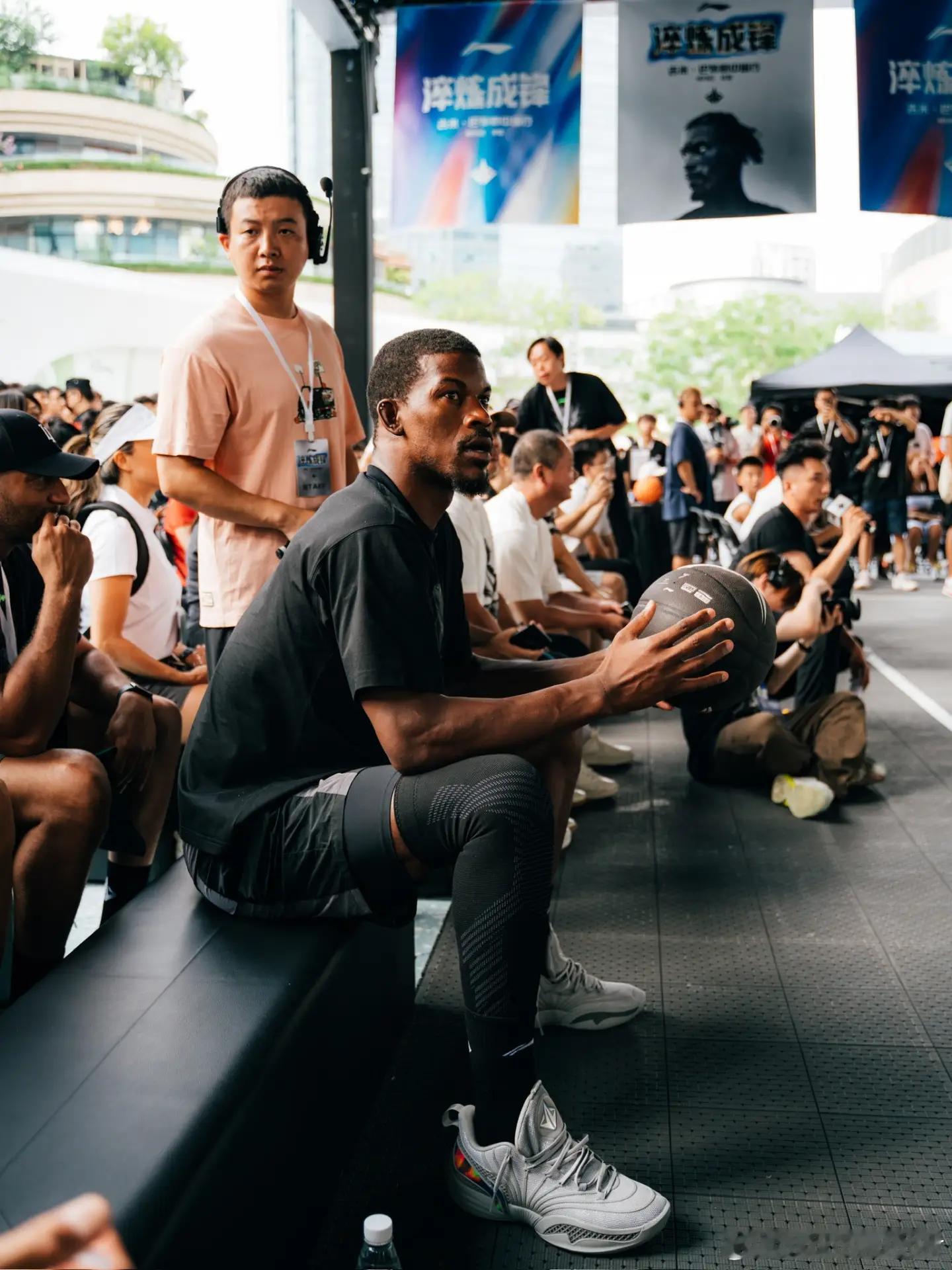Chengdu. Day 2 in the books. 🇨🇳金州勇士巴特勒