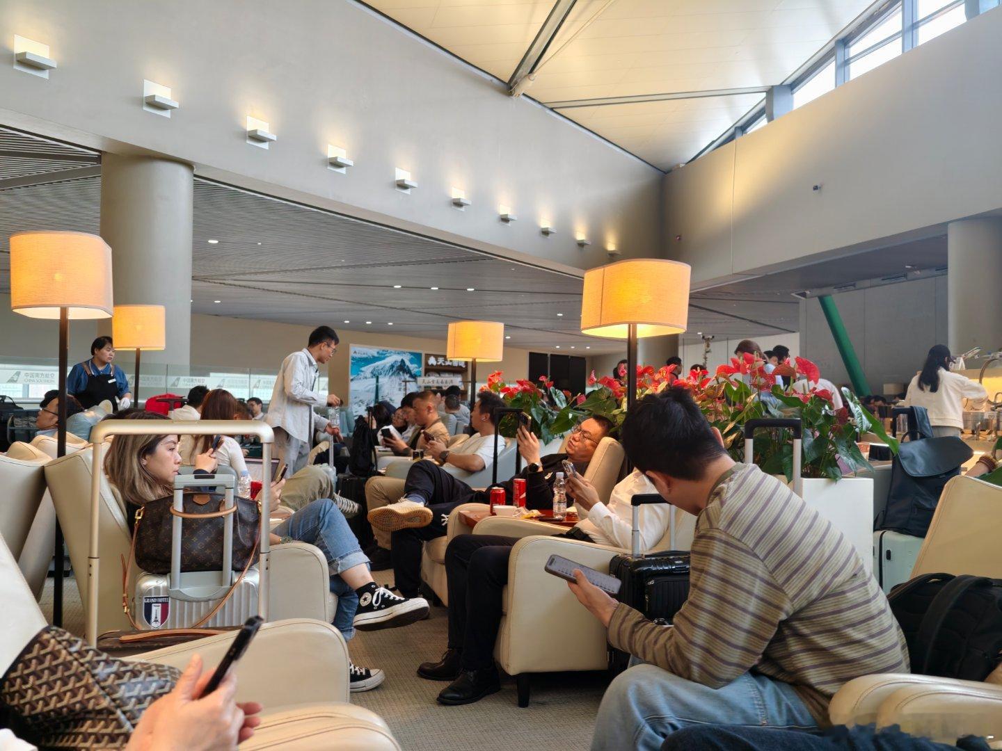 怎么每次上海回广州都延误？！！休息室坐满了人。还好我比较聪明改了个最快的！机智如