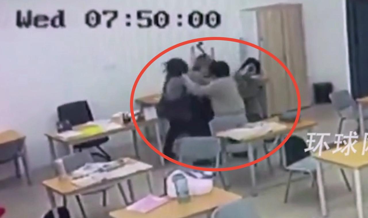别再嫌学校管理严格了，马来西亚16岁少年直播用斧头袭击女教师，抡起斧头就砍，隔着