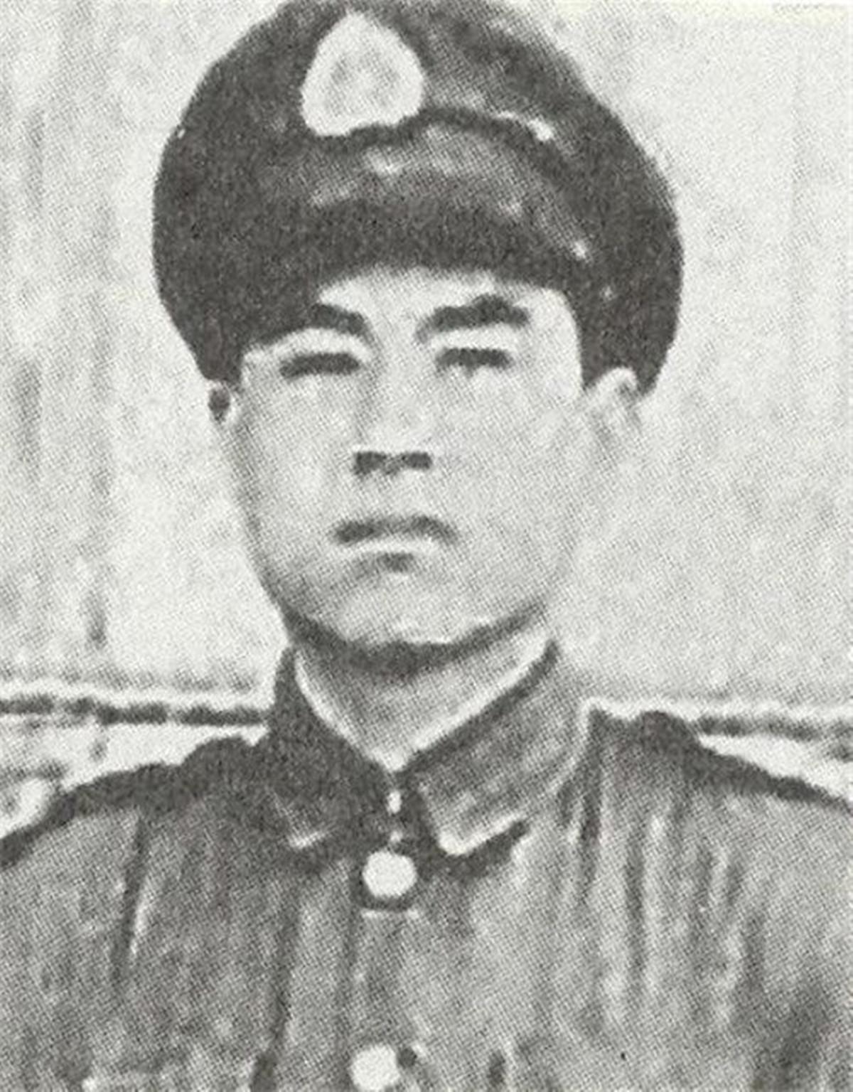 1941年，神偷“赛狸猫”藏在洞房天花板上，等新郎半夜外出撒尿，他“哧溜”一下钻